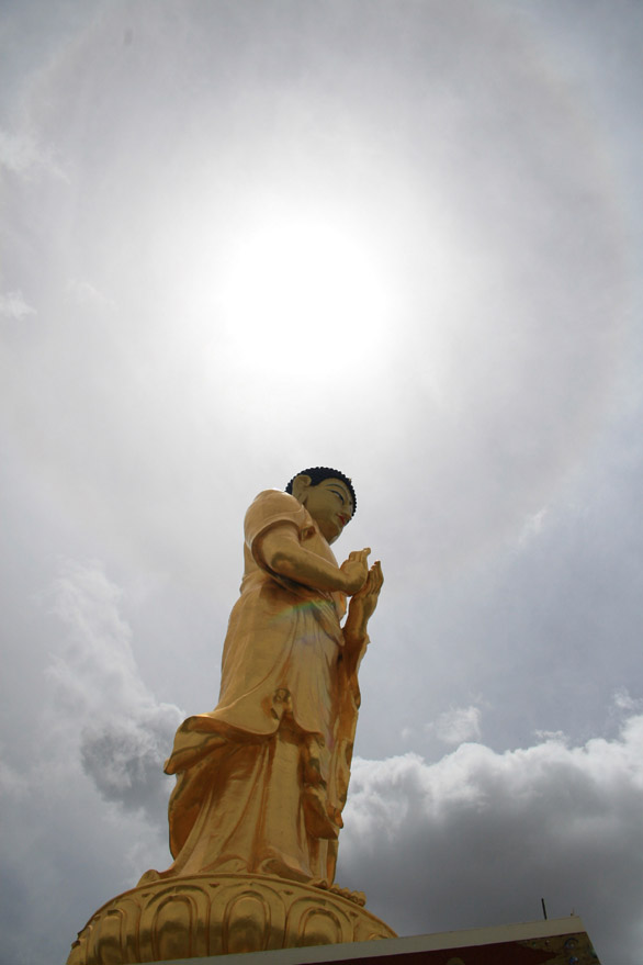 09年5月上师朝拜青海湖旁一大佛像时太阳光晕瑞相
