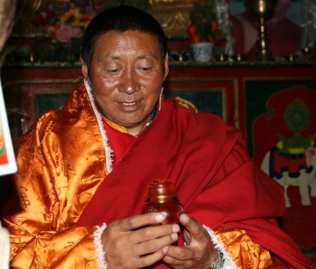 德青泽里活佛对上师制作的白度母琉璃宝瓶爱不释手