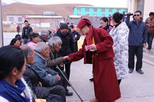 上师虾扎活佛为扶贫家庭发放救助金