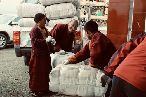 爱心人士捐赠的供僧物资被褥